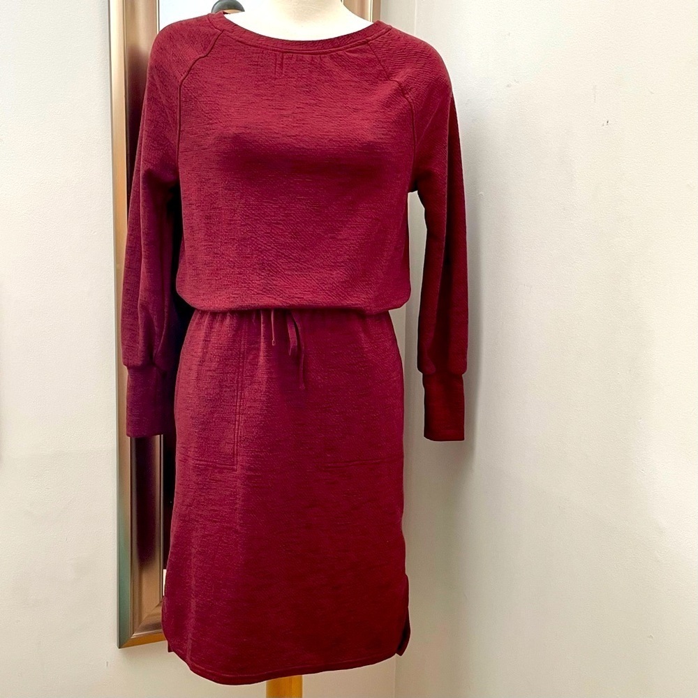 Prana red jersey dress with long sleeves tie waist with pockets.